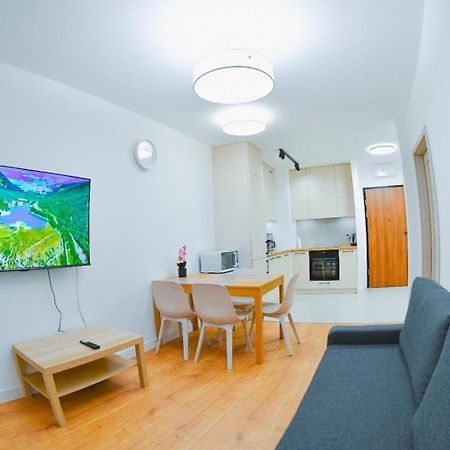 Elegant Two-Room Apartment, Sleeps 4, Near Turon Arena, With Balcony Cracovie Extérieur photo