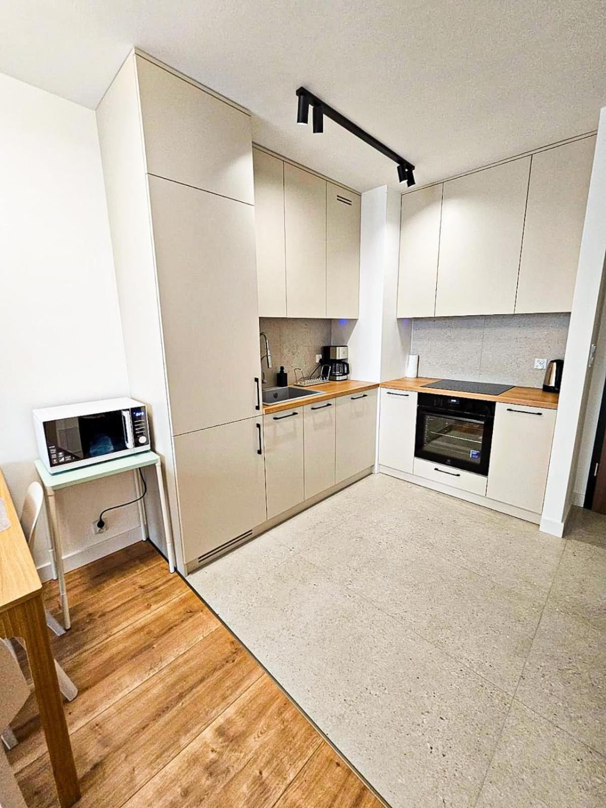 Elegant Two-Room Apartment, Sleeps 4, Near Turon Arena, With Balcony Cracovie Extérieur photo